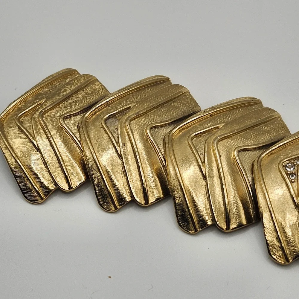 Trifari Marcella Saltz‎ Gold Tone Chevron Link Bracelet Rhinestone Accents Vtg
